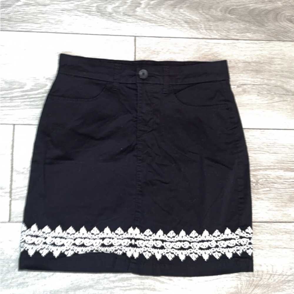 Croft & Barrow Size 4 Black Skort With White Embroidery Accents Mini